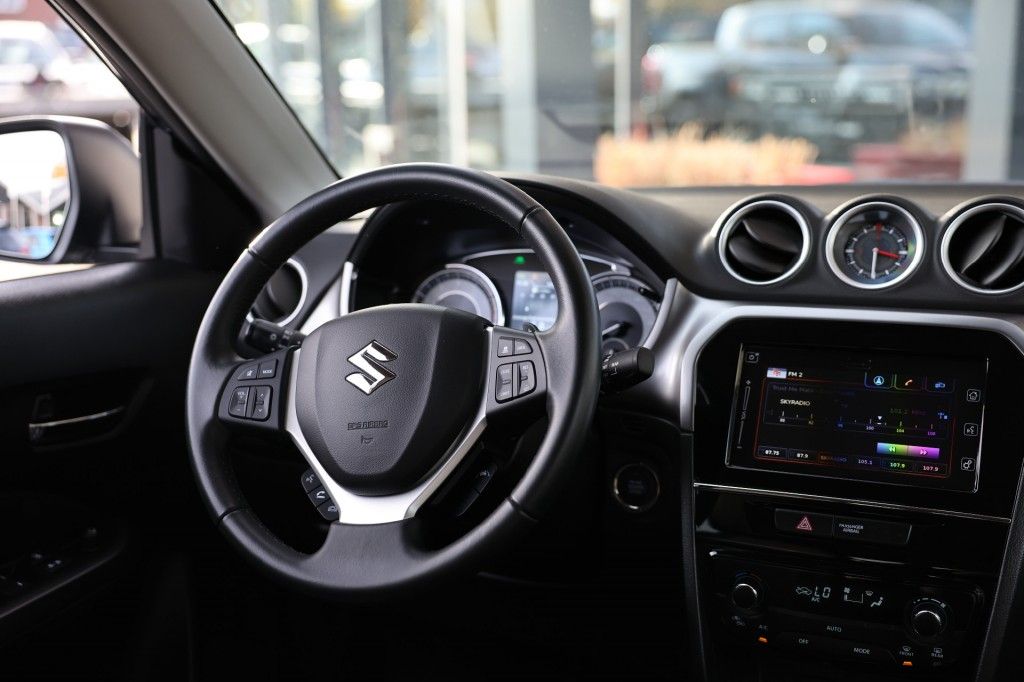 Suzuki Vitara 1.5 HYBRID SELECT RHINO EDITION A/T 5 SITZ