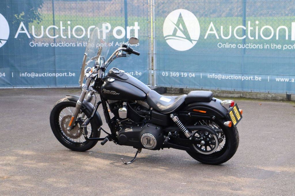 Harley-Davidson Dyna Street Bob Gasoline 2011