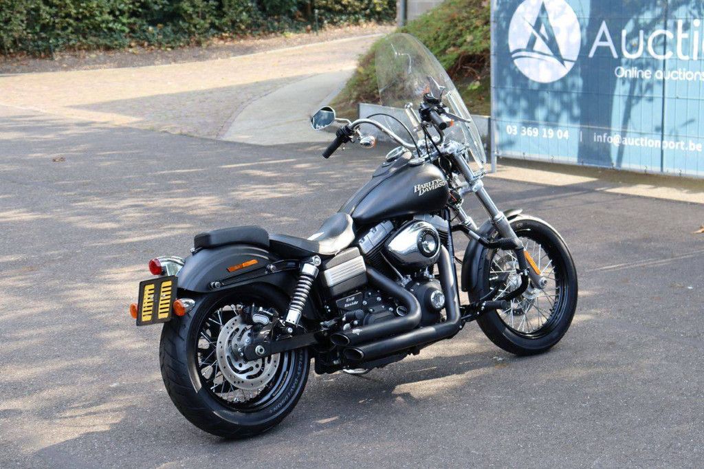 Harley-Davidson Dyna Street Bob Gasoline 2011