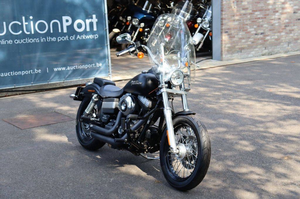 Harley-Davidson Dyna Street Bob Gasoline 2011