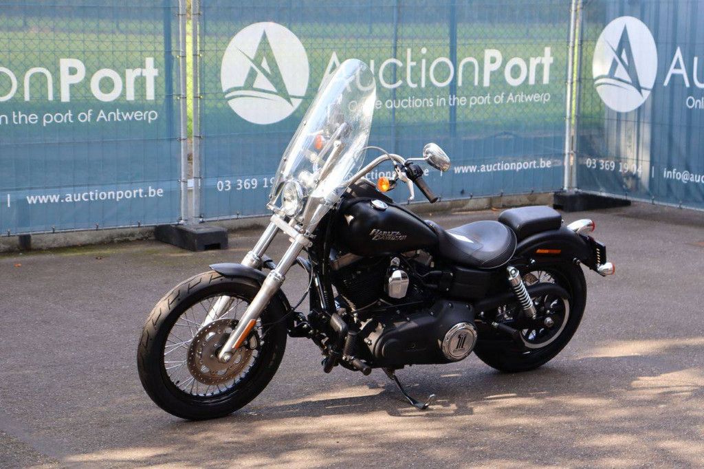 Harley-Davidson Dyna Street Bob Gasoline 2011
