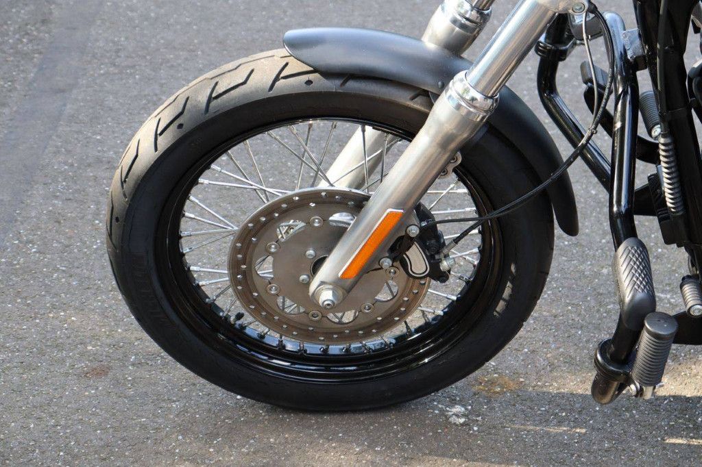 Harley-Davidson Dyna Street Bob Gasoline 2011