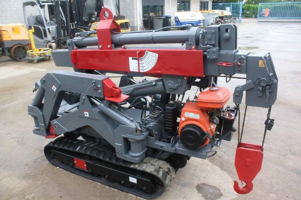 Takeuchi TC205 Petrol Crane 2000kg 7m