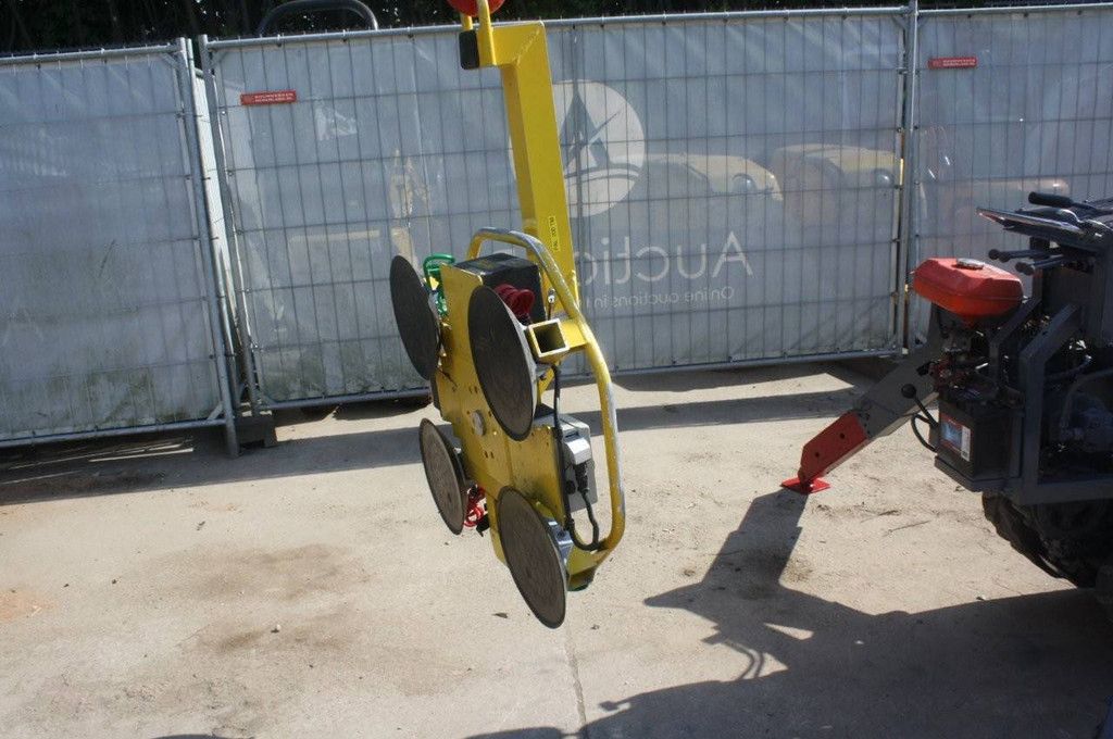 Takeuchi TC205 Petrol Crane 2000kg 7m