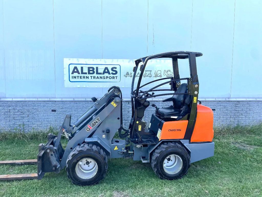 Giant 263S kniklader shovel