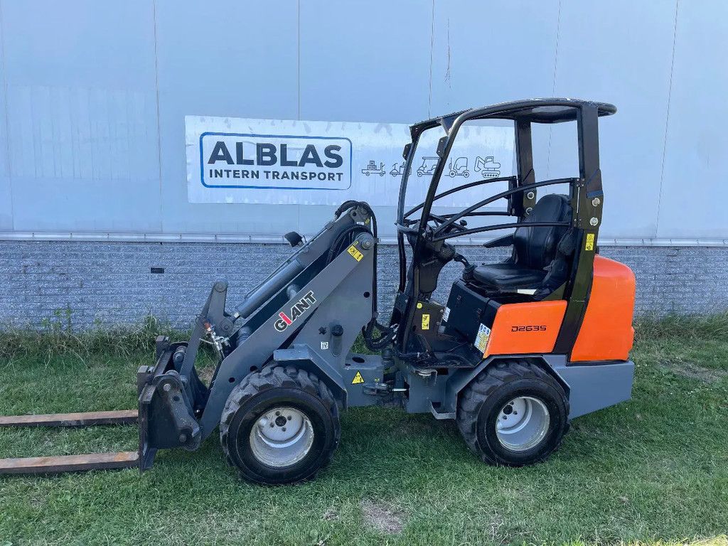 Giant 263S kniklader shovel