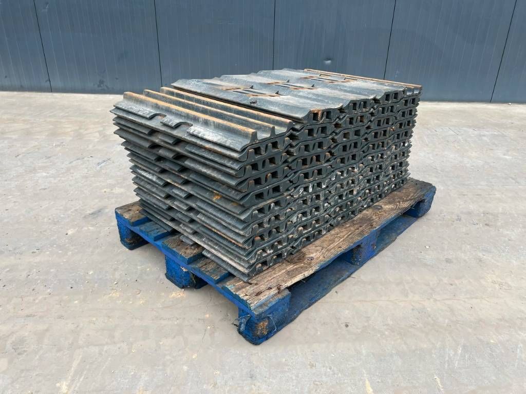 Hyundai R210 / R215 / R220 Shoes 3 Grouser 600mm