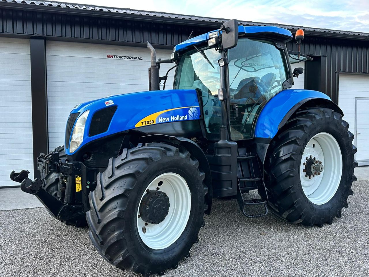 TE KOOP: zeer nette NEW HOLLAND T7030