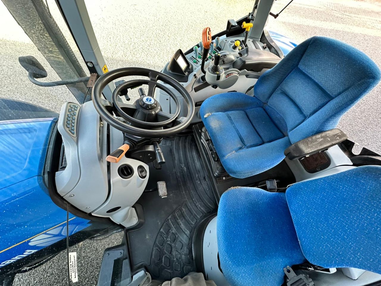 TE KOOP: zeer nette NEW HOLLAND T7030