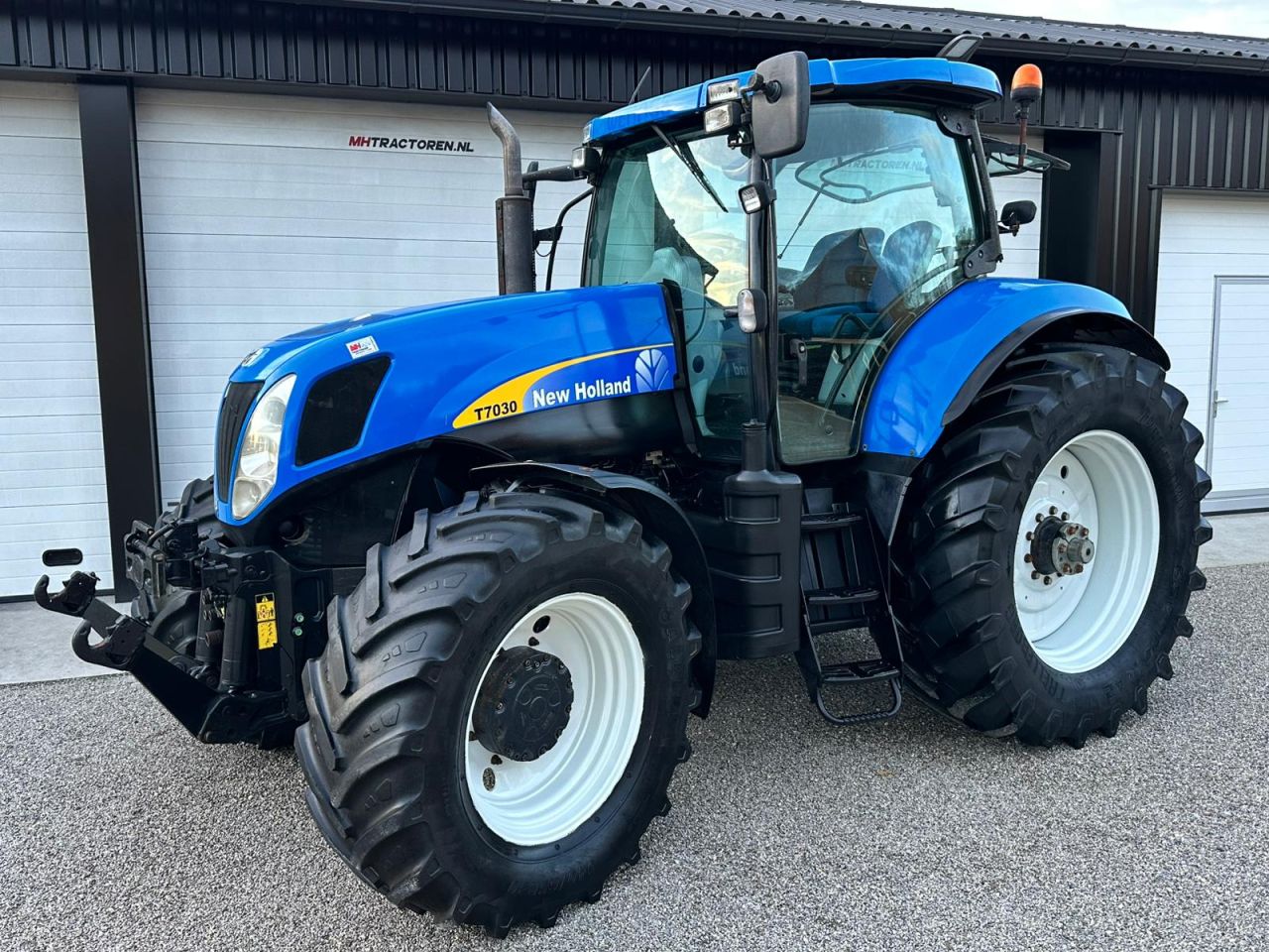 TE KOOP: zeer nette NEW HOLLAND T7030