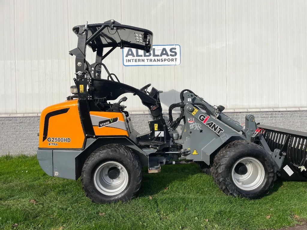 Giant G2500HD Xtra shovel met kenteken