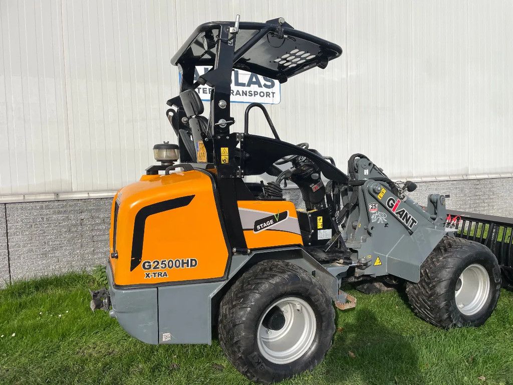 Giant G2500HD Xtra shovel met kenteken