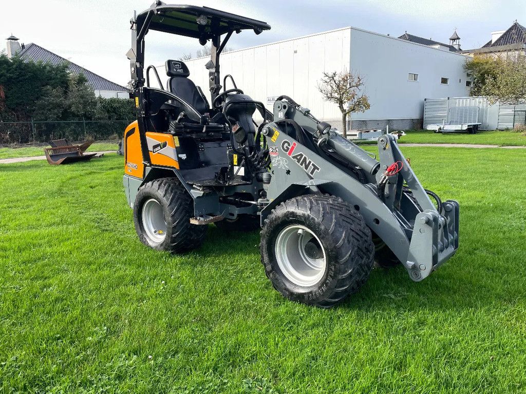 Giant G2500HD Xtra shovel met kenteken