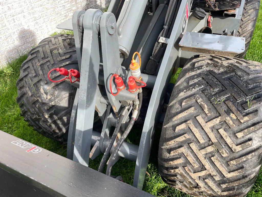 Giant G2500HD Xtra shovel met kenteken