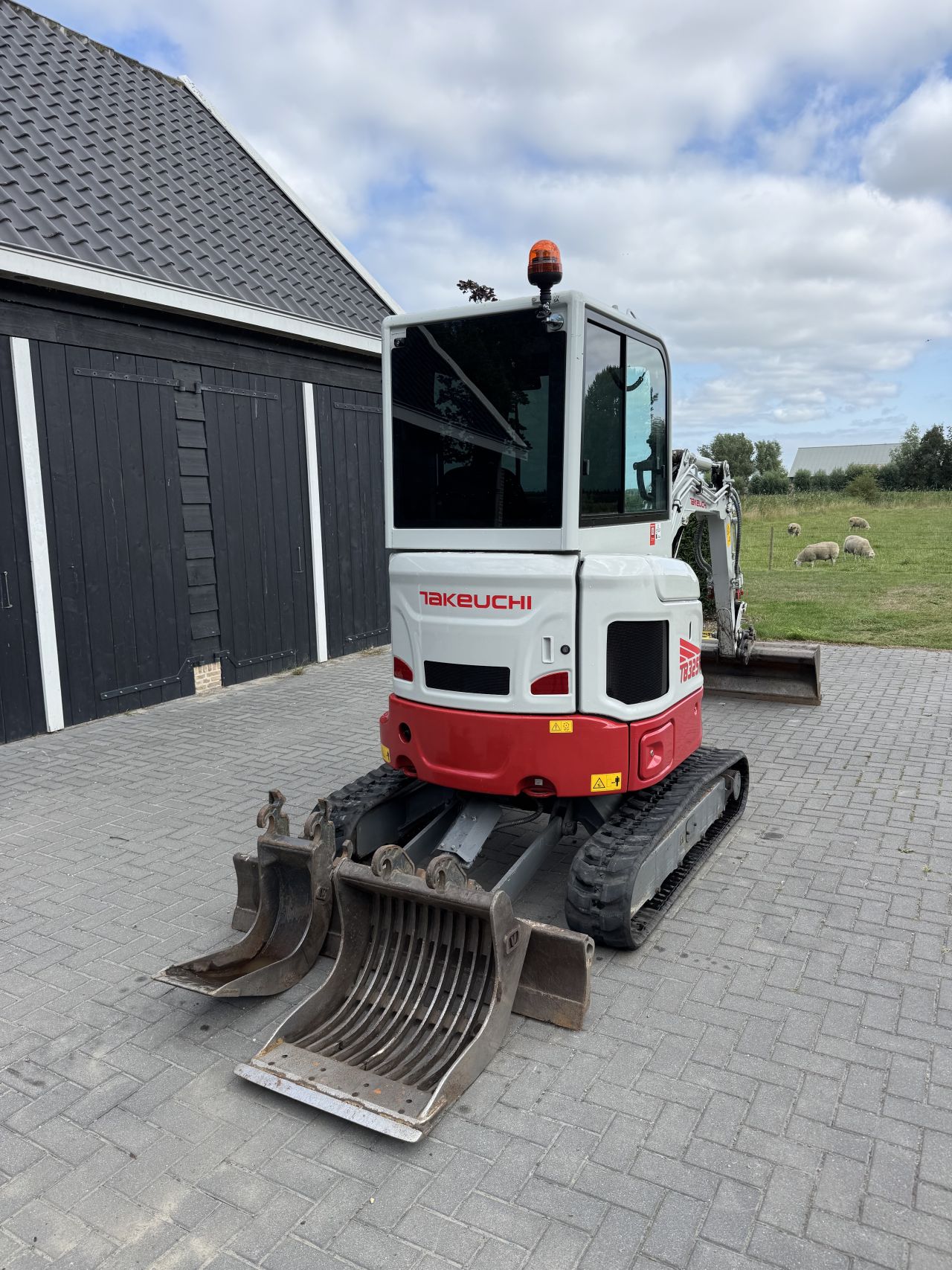 Takeuchi TB325R hele nette staat!!