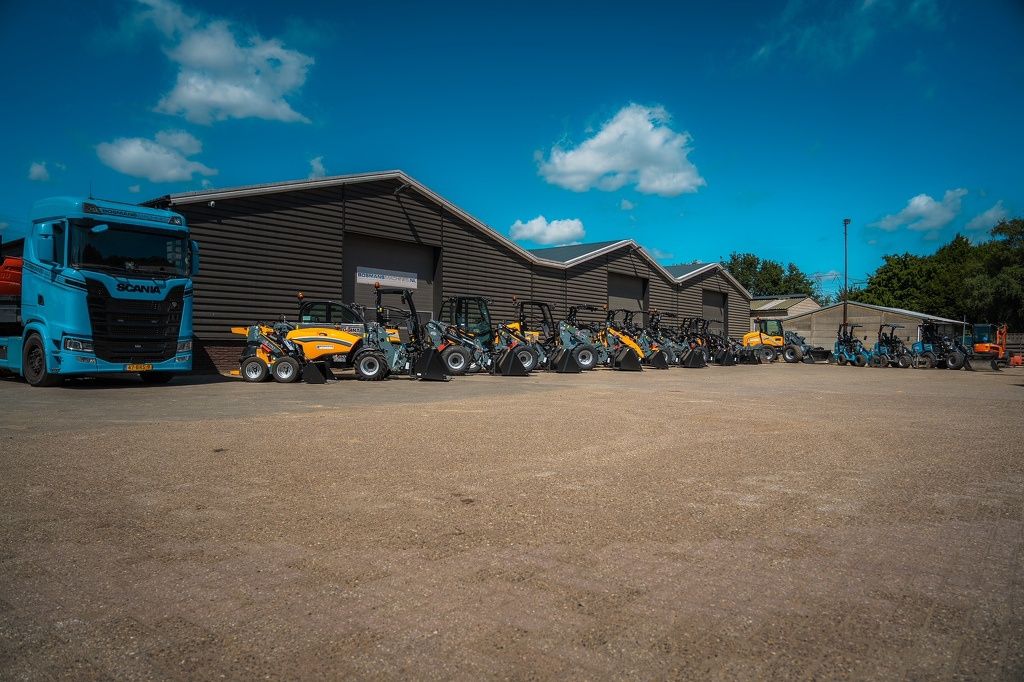 Giant G2700 HD + minishovel / kniklader DEMO 2025 50 uur