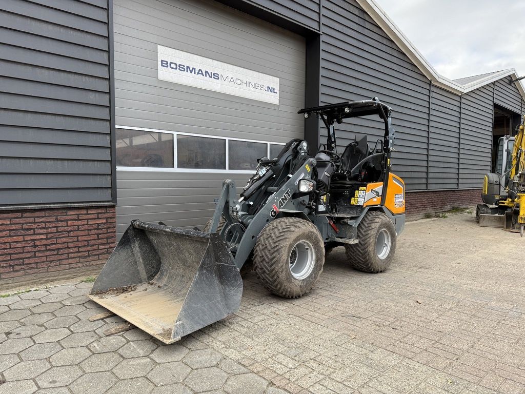 Giant G2700 HD + minishovel / kniklader DEMO 2025 50 uur
