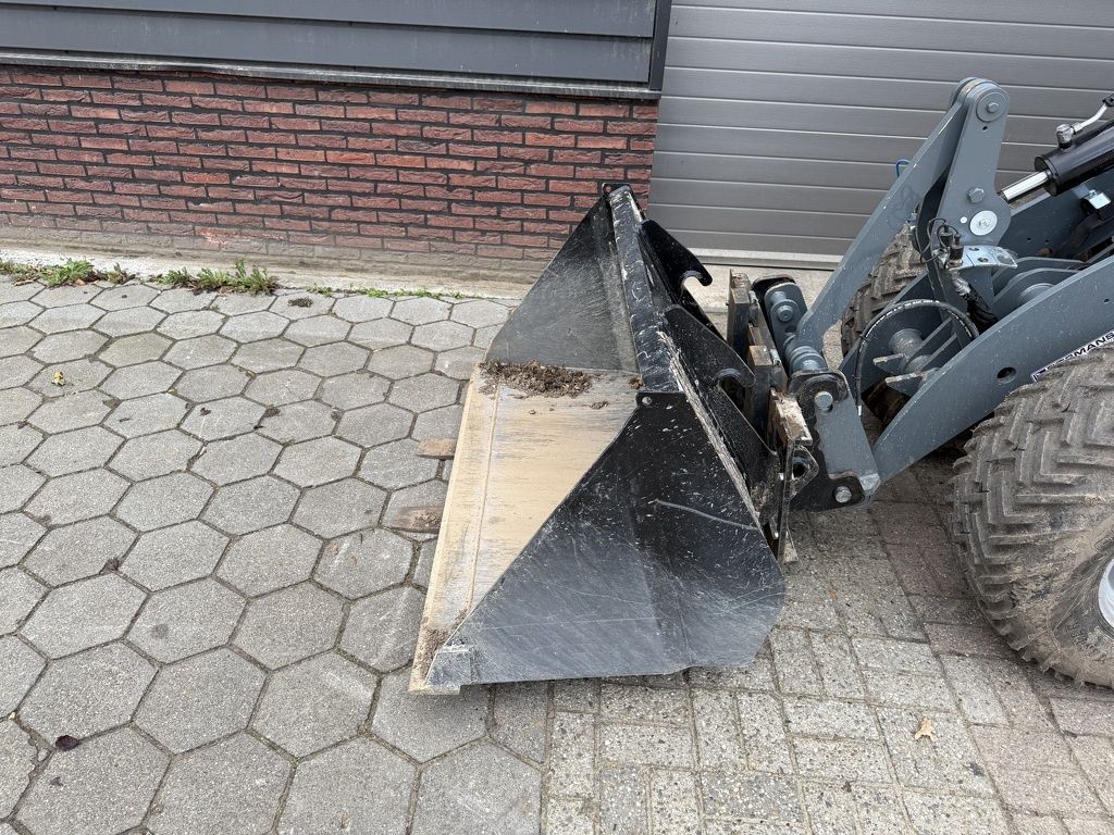 Giant G2700 HD + minishovel / kniklader DEMO 2025 50 uur