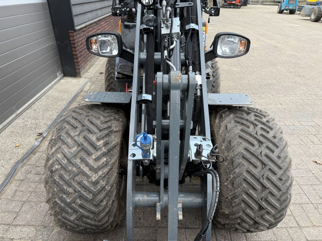 Giant G2700 HD + minishovel / kniklader DEMO 2025 50 uur