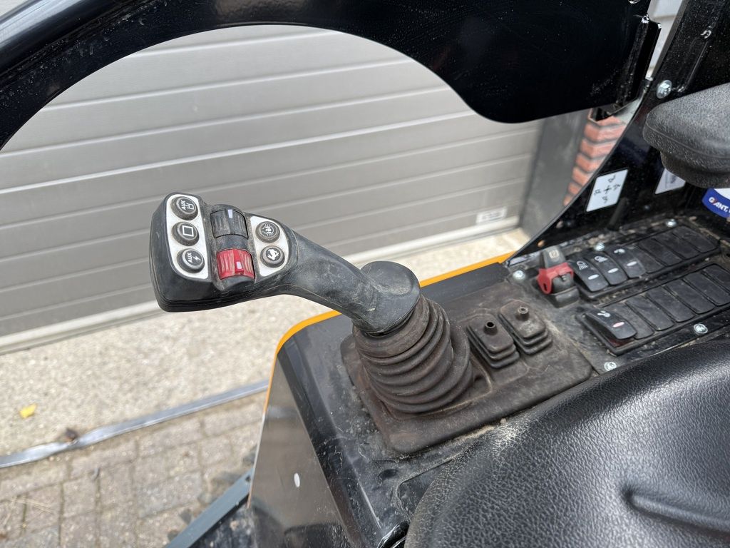 Giant G2700 HD + minishovel / kniklader DEMO 2025 50 uur