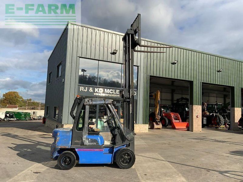 Nissan 30  (st24877)