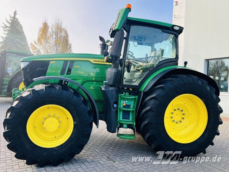 John Deere 6R 250