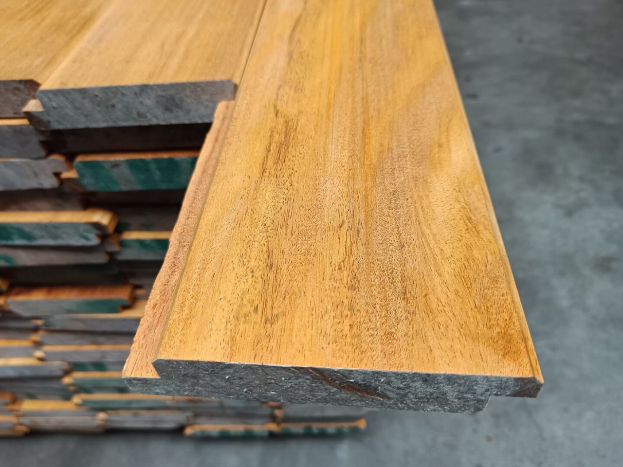 Hardhouten vrachtwagen / dieplader vloer vervangen?