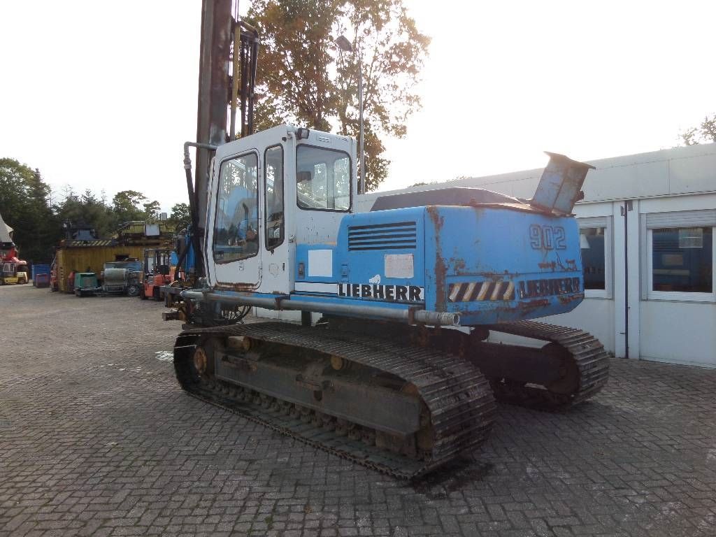 Liebherr R 902