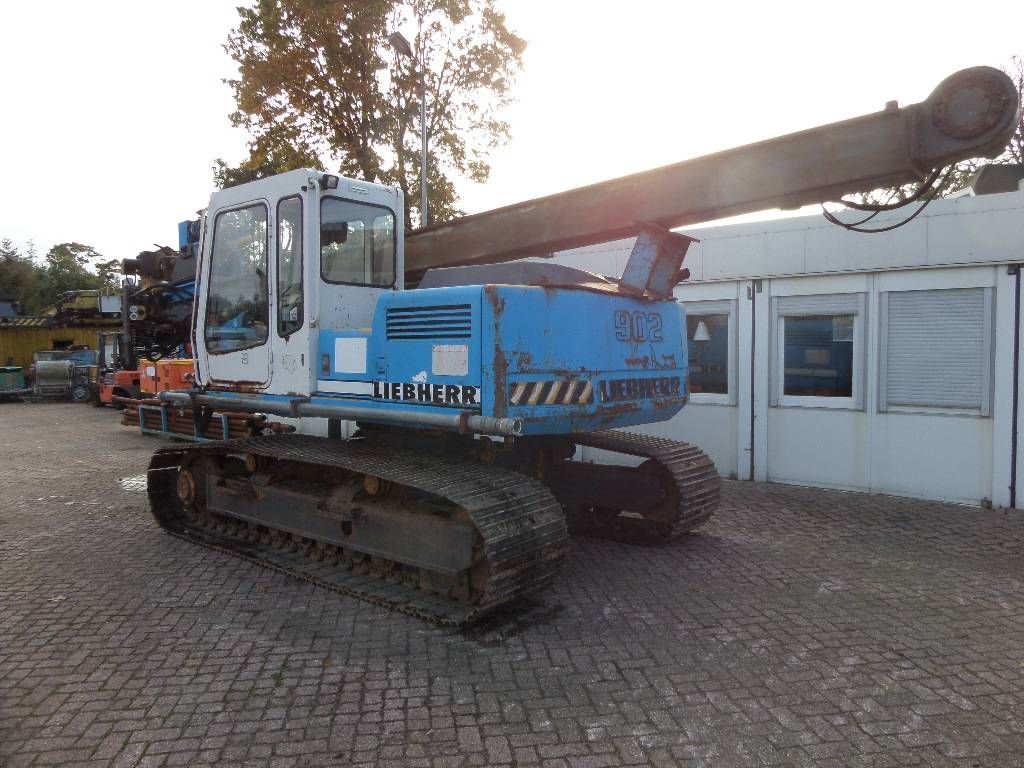 Liebherr R 902