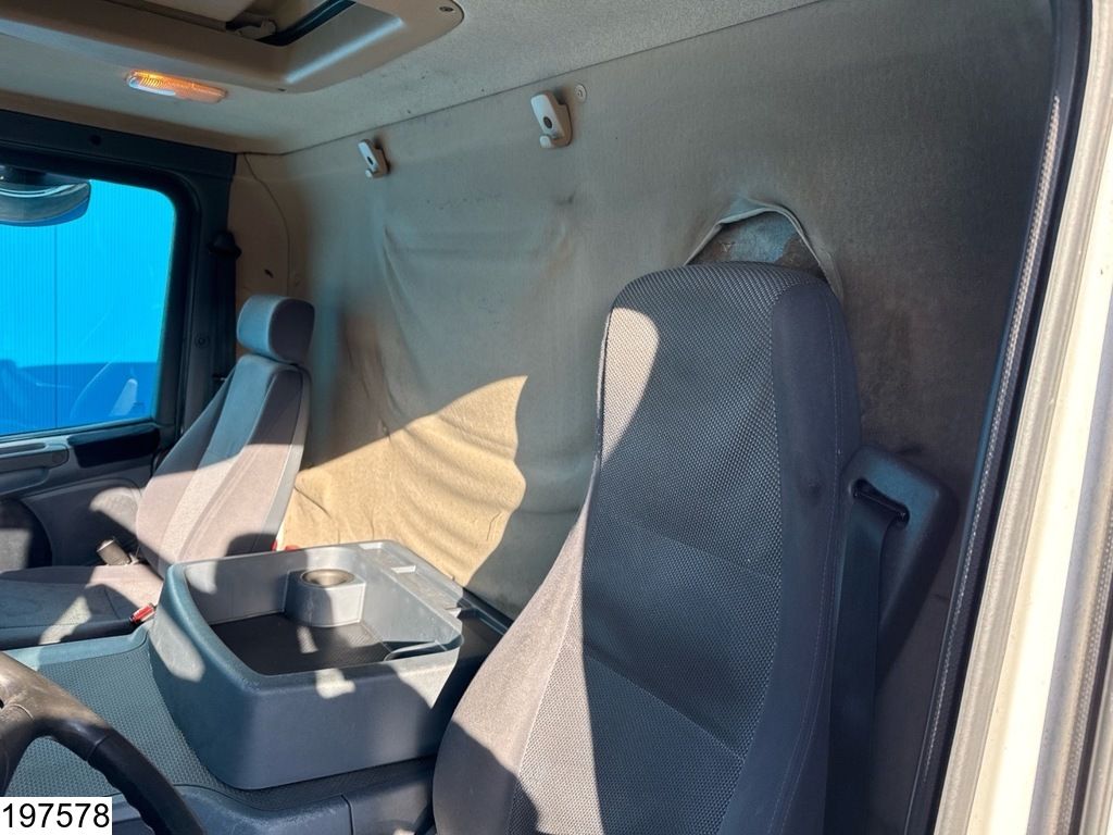 Scania P 230 Carrier, Dhollandia