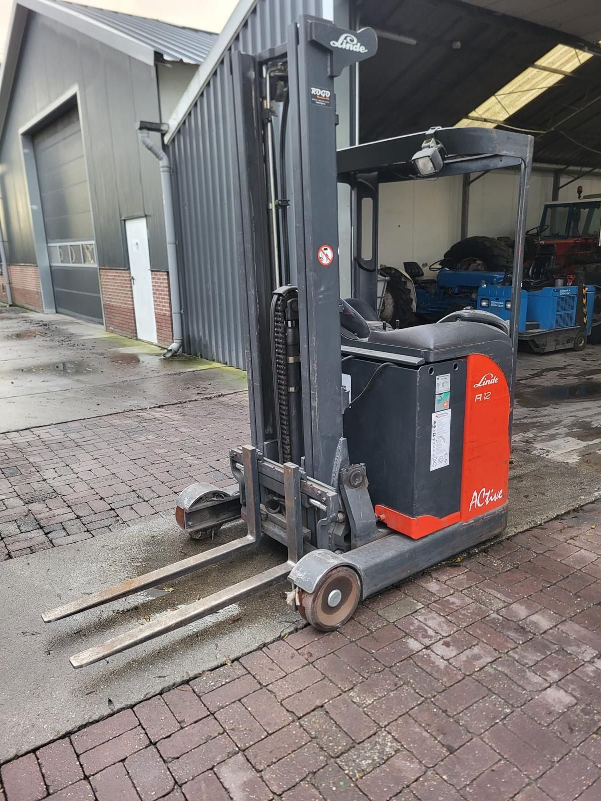 Linde R12 reachtruck