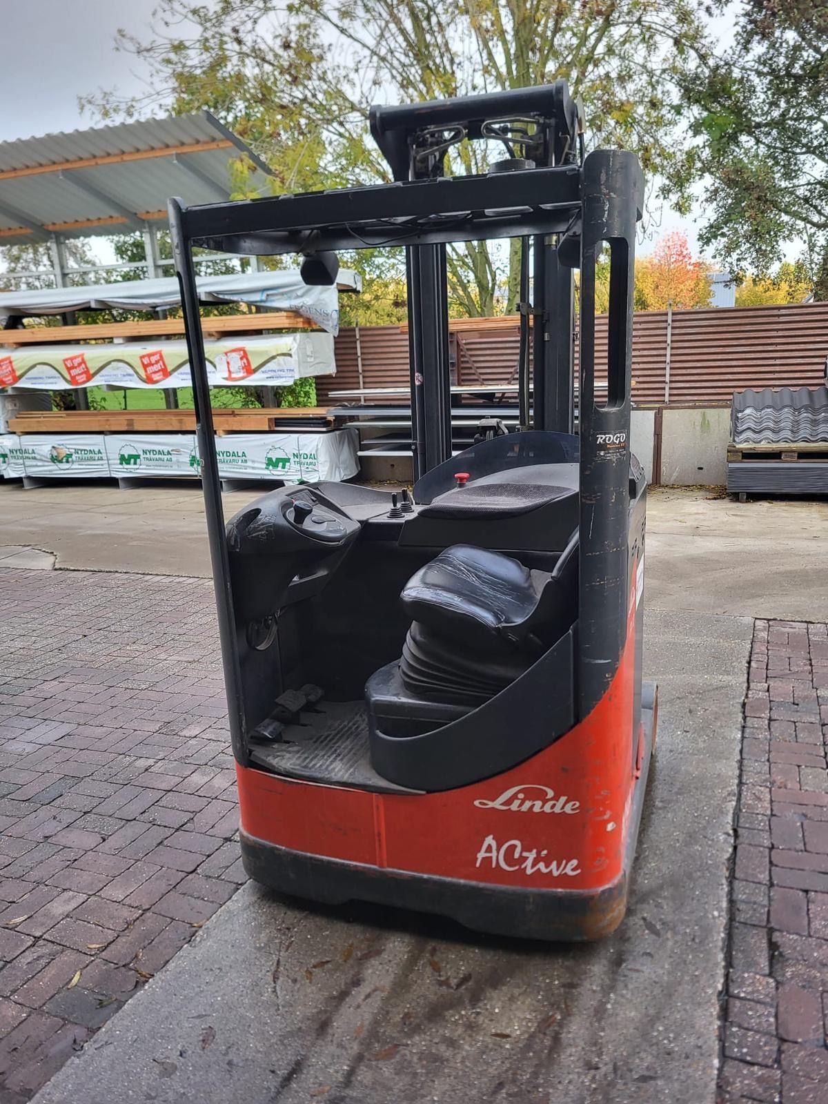 Linde R12 reachtruck