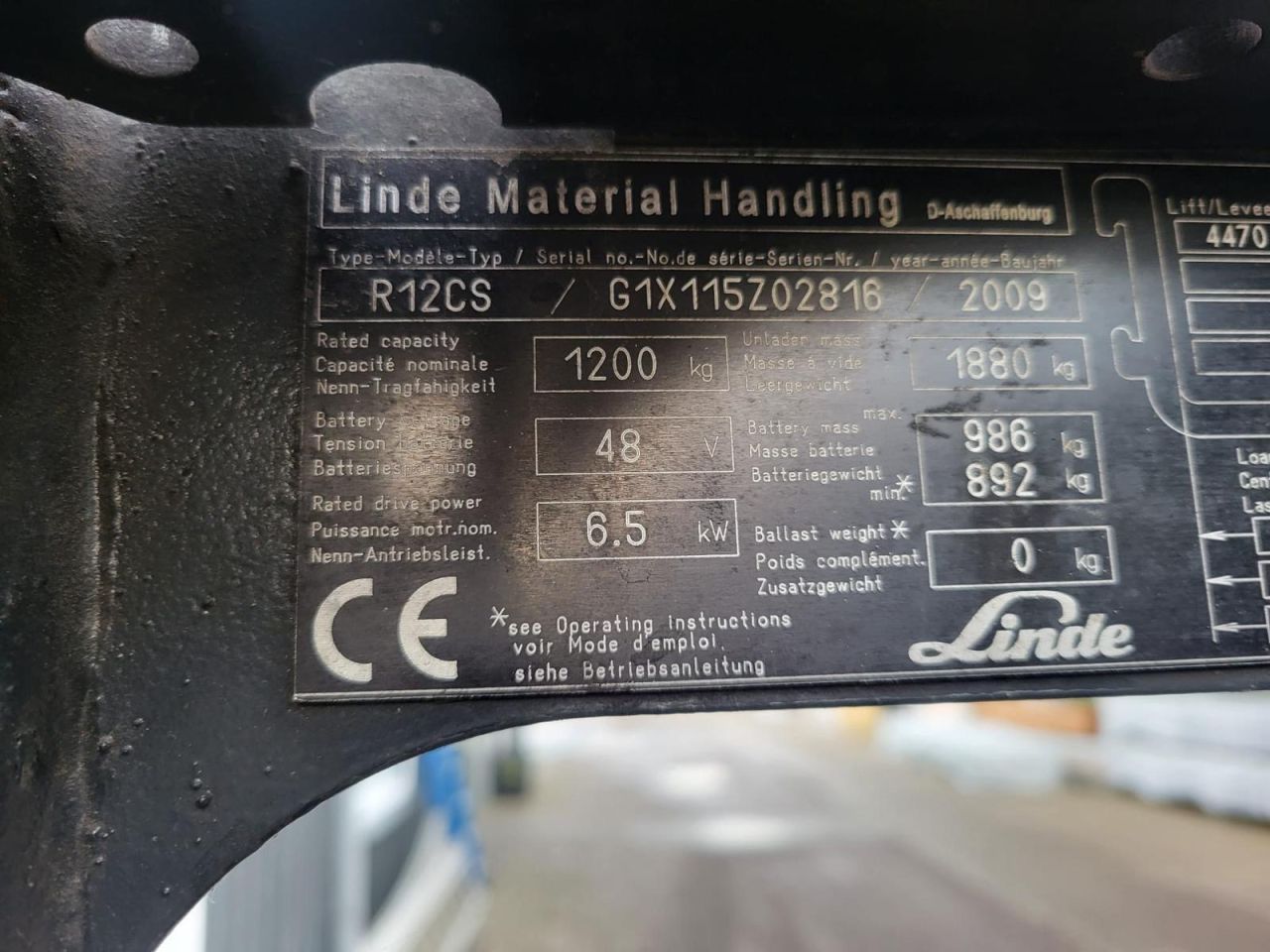Linde R12 reachtruck
