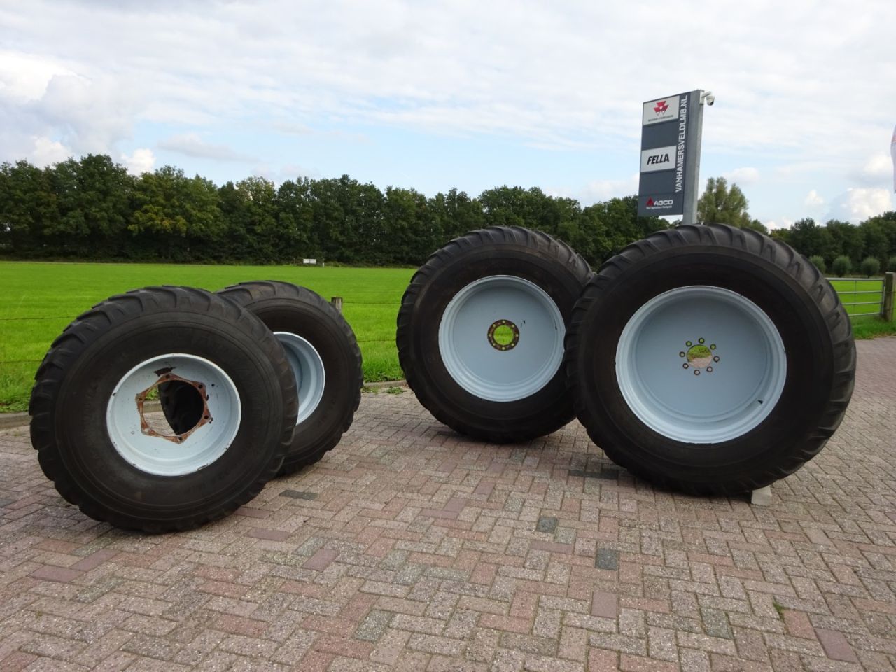 Set gazonbanden op velgen 560/60R22 en 710/55R34 MF/Landini