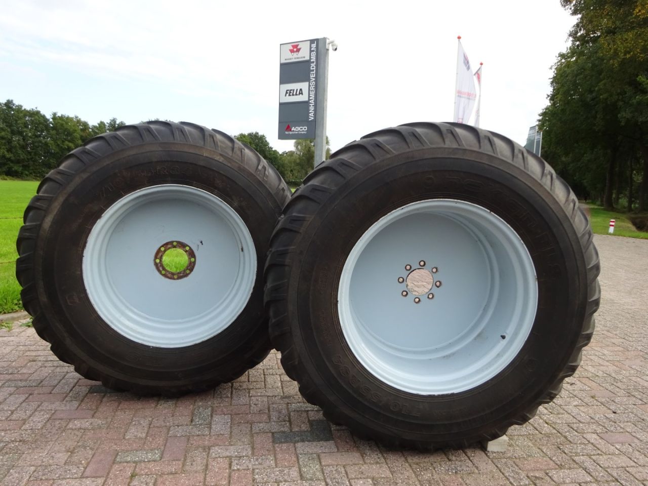 Set gazonbanden op velgen 560/60R22 en 710/55R34 MF/Landini
