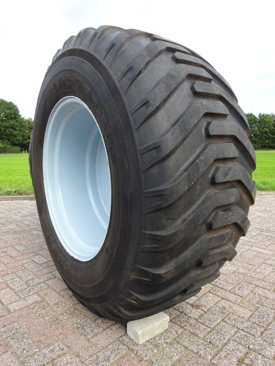 Set gazonbanden op velgen 560/60R22 en 710/55R34 MF/Landini