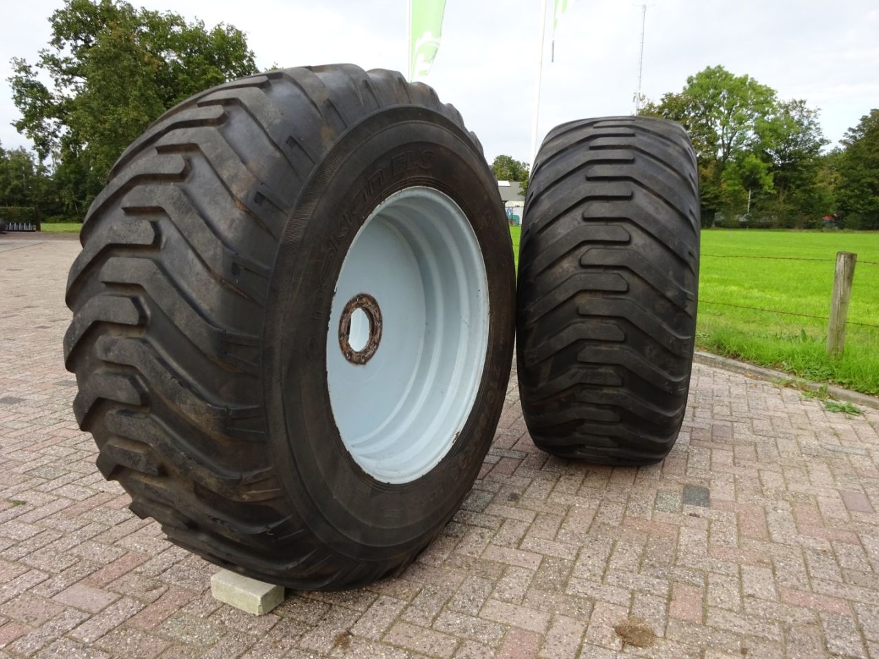 Set gazonbanden op velgen 560/60R22 en 710/55R34 MF/Landini