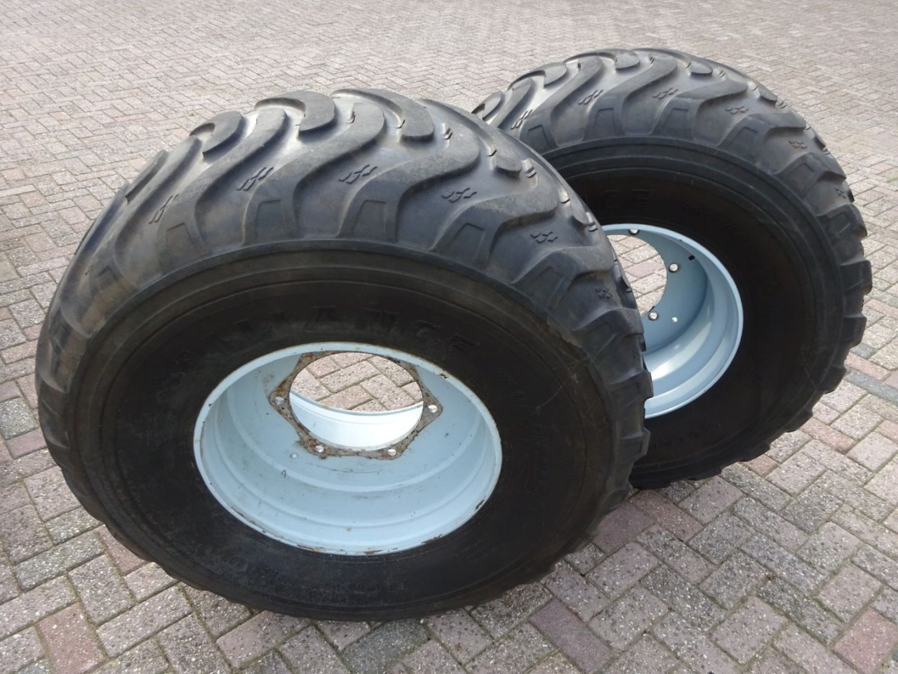 Set gazonbanden op velgen 560/60R22 en 710/55R34 MF/Landini