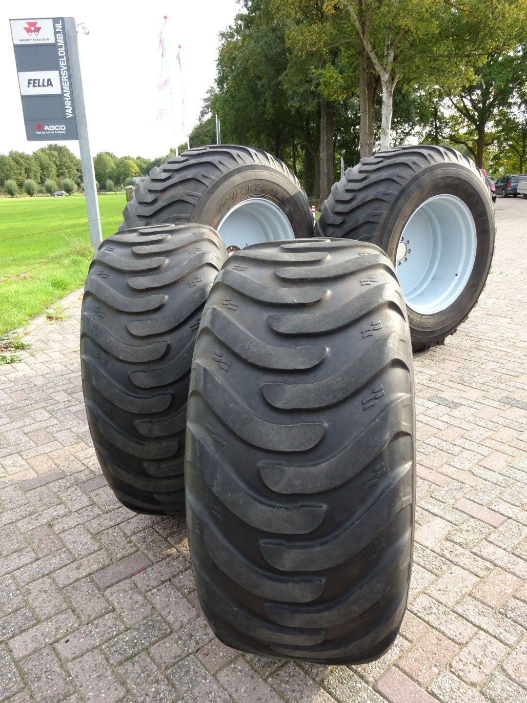 Set gazonbanden op velgen 560/60R22 en 710/55R34 MF/Landini