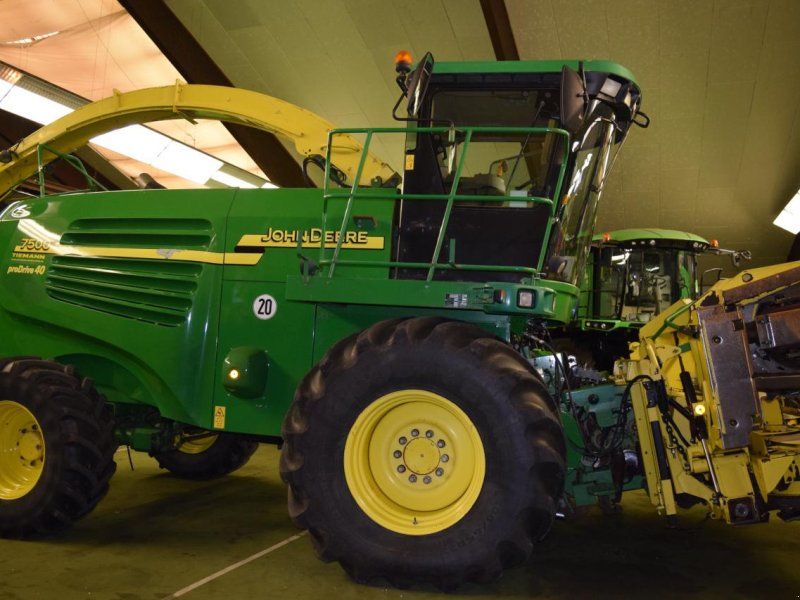 John Deere 7400