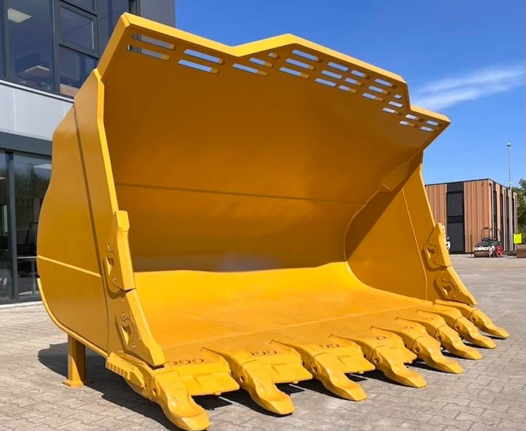 CAT 988 Rock Loading Bucket