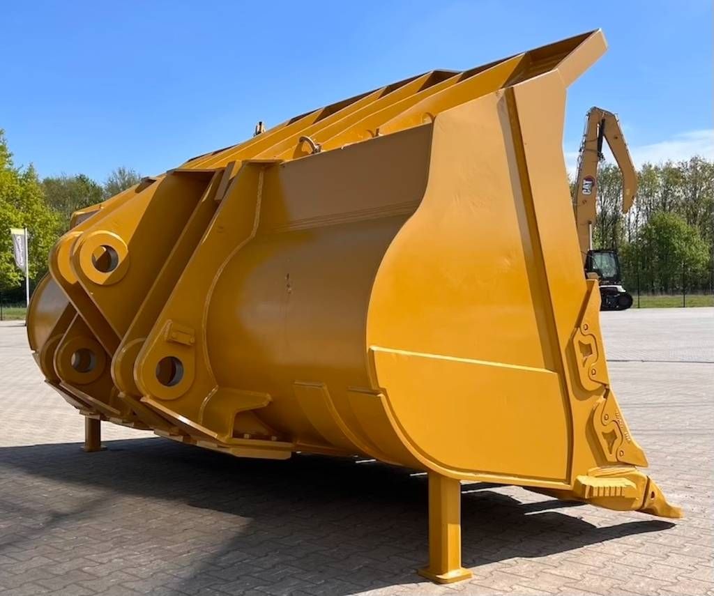 CAT 988 Rock Loading Bucket