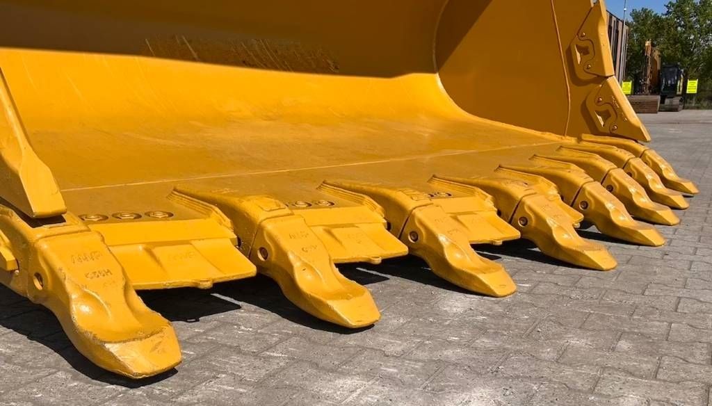 CAT 988 Rock Loading Bucket