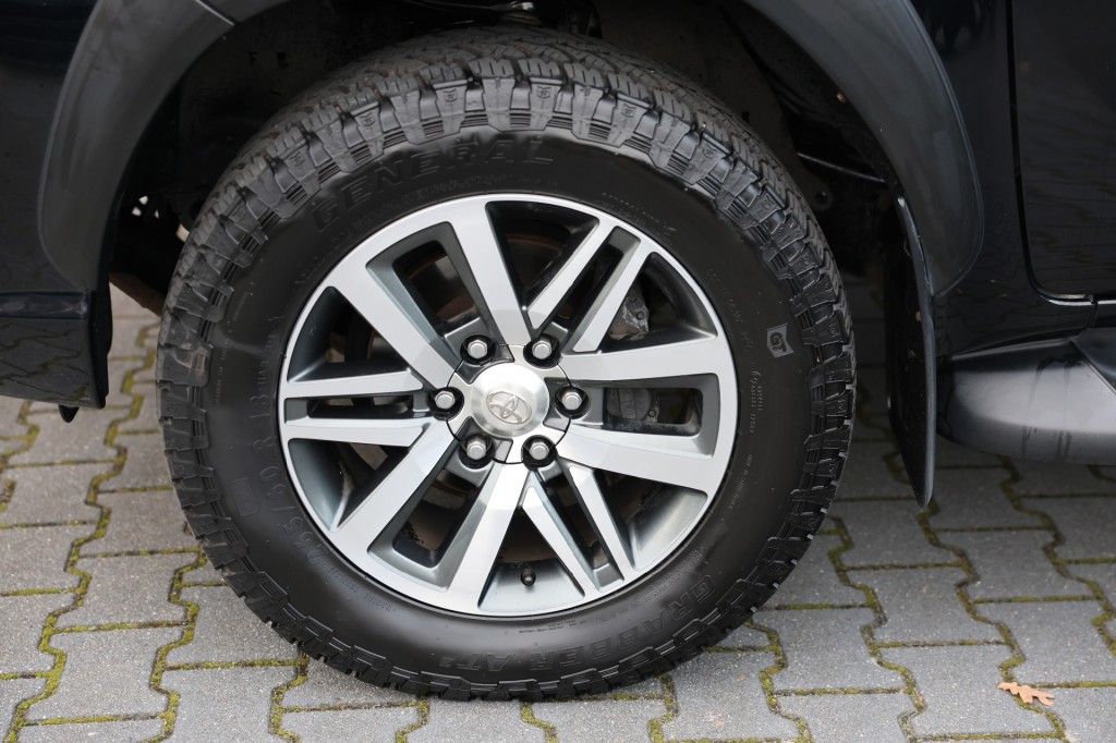 Toyota Hilux 2.4 D-4D DUBBEL CABIN LIMITED BE TREKKER A/T 5SITZ VAN