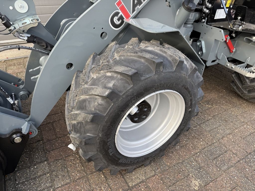 Giant G2700 HD + minishovel / kniklader NIEUW