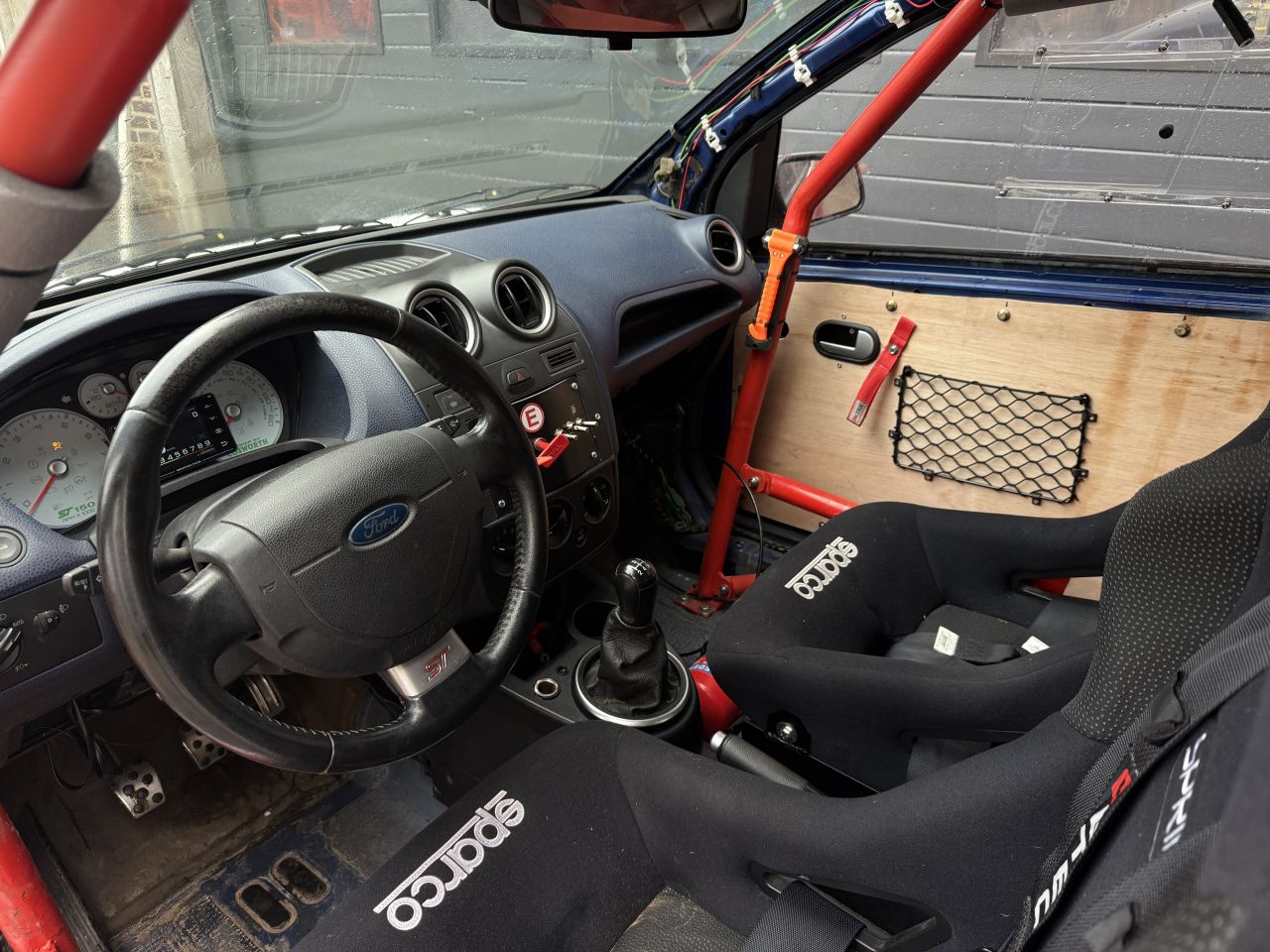 Ford Fiesta ST150 Mk6 Rallyauto– Sparco, rolkooi, revisie motor