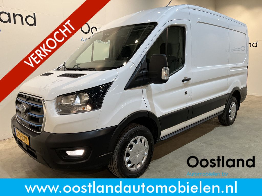 Ford E-Transit 390 L2H2 Trend 68 kWh 184 PK / 100% Elektrisch !! / Airco / Cruise Control / CarPlay / Camera / Navigatie / 3-Zits / 17.000 KM !!