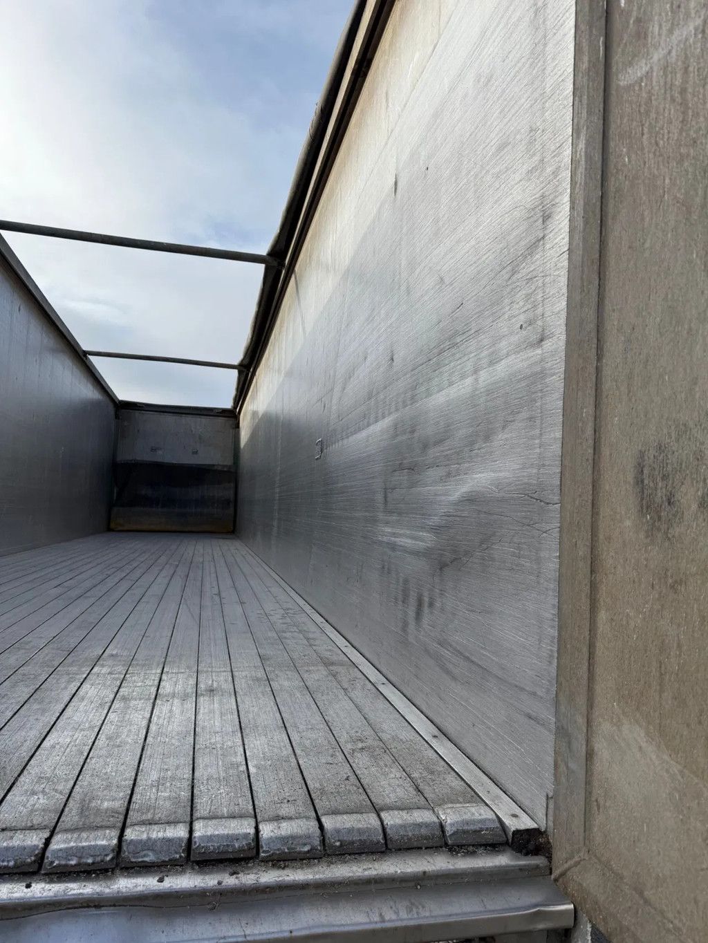 Kraker K-Force 92m3 X-Ttreme durable Cargofloor Liftas