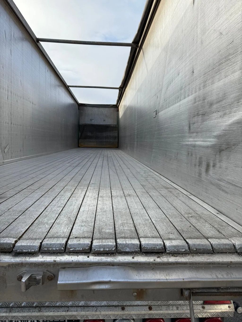 Kraker K-Force 92m3 X-Ttreme durable Cargofloor Liftas