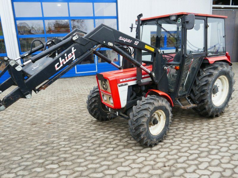 Lindner 420 S Allrad mit Niedrigkabine und Industriefrontlader